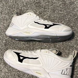 Mizuno wave momentum 2 volleyball shoes women’s 9.5